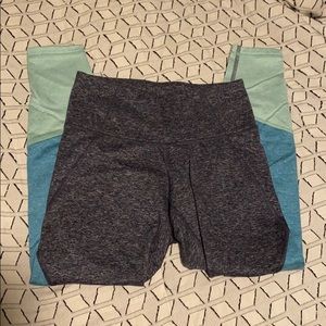 Old Navy Elevate CozeCore Color Block Legging